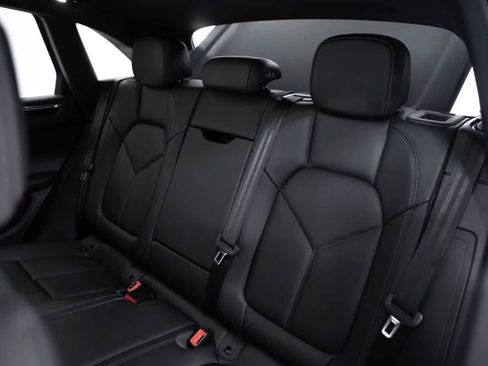 Certified 2026 Porsche Macan S AWD/4WD image 34
