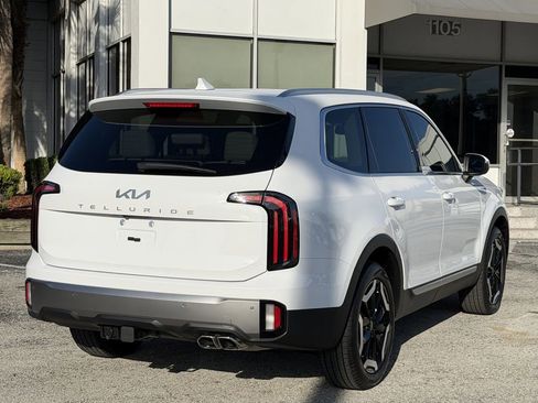 Certified 2025 Kia Telluride EX w/ EX Captain's Chair Package FWD image 5
