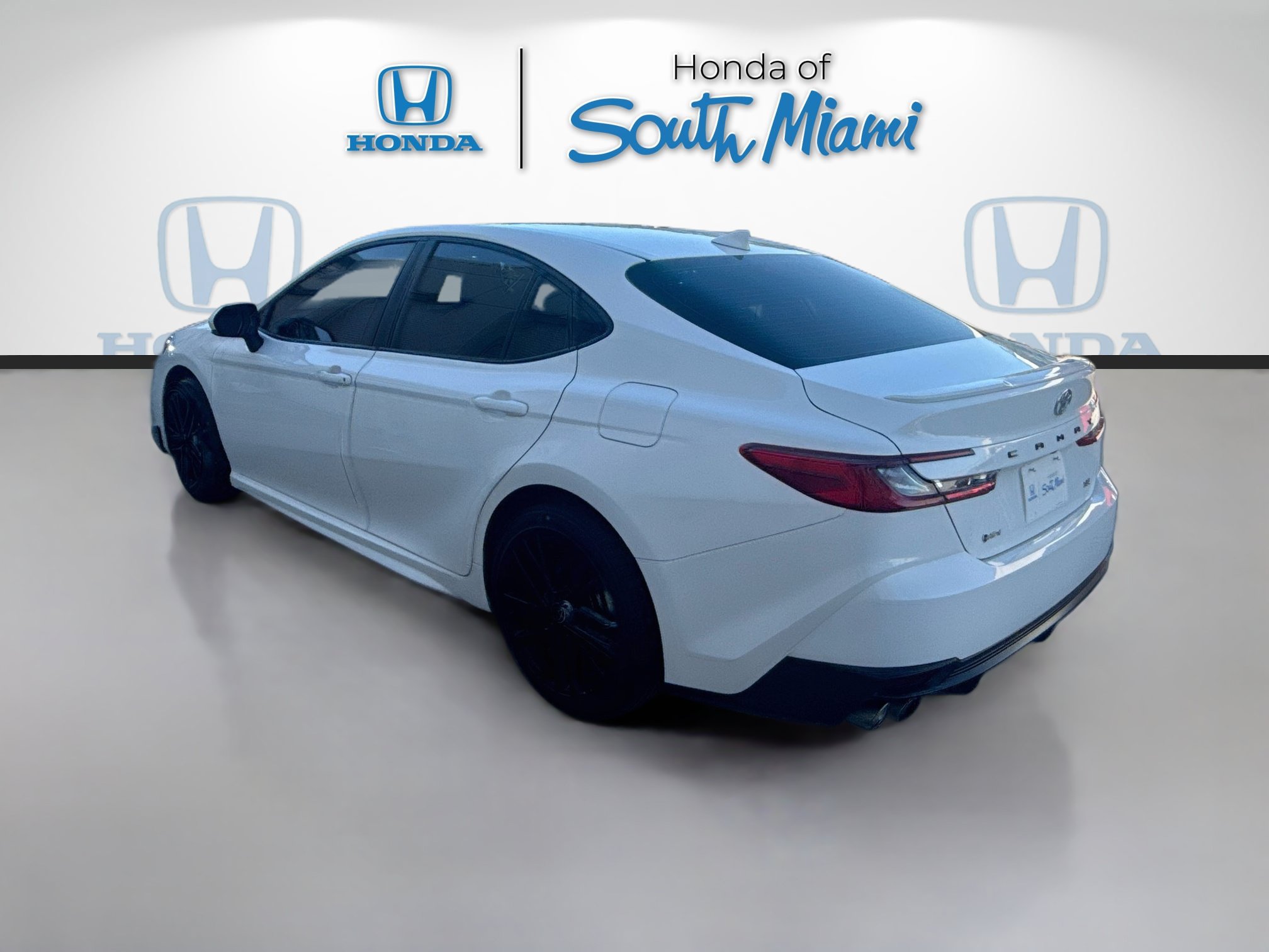 Used 2025 Toyota Camry SE w/ Convenience Package FWD image 5