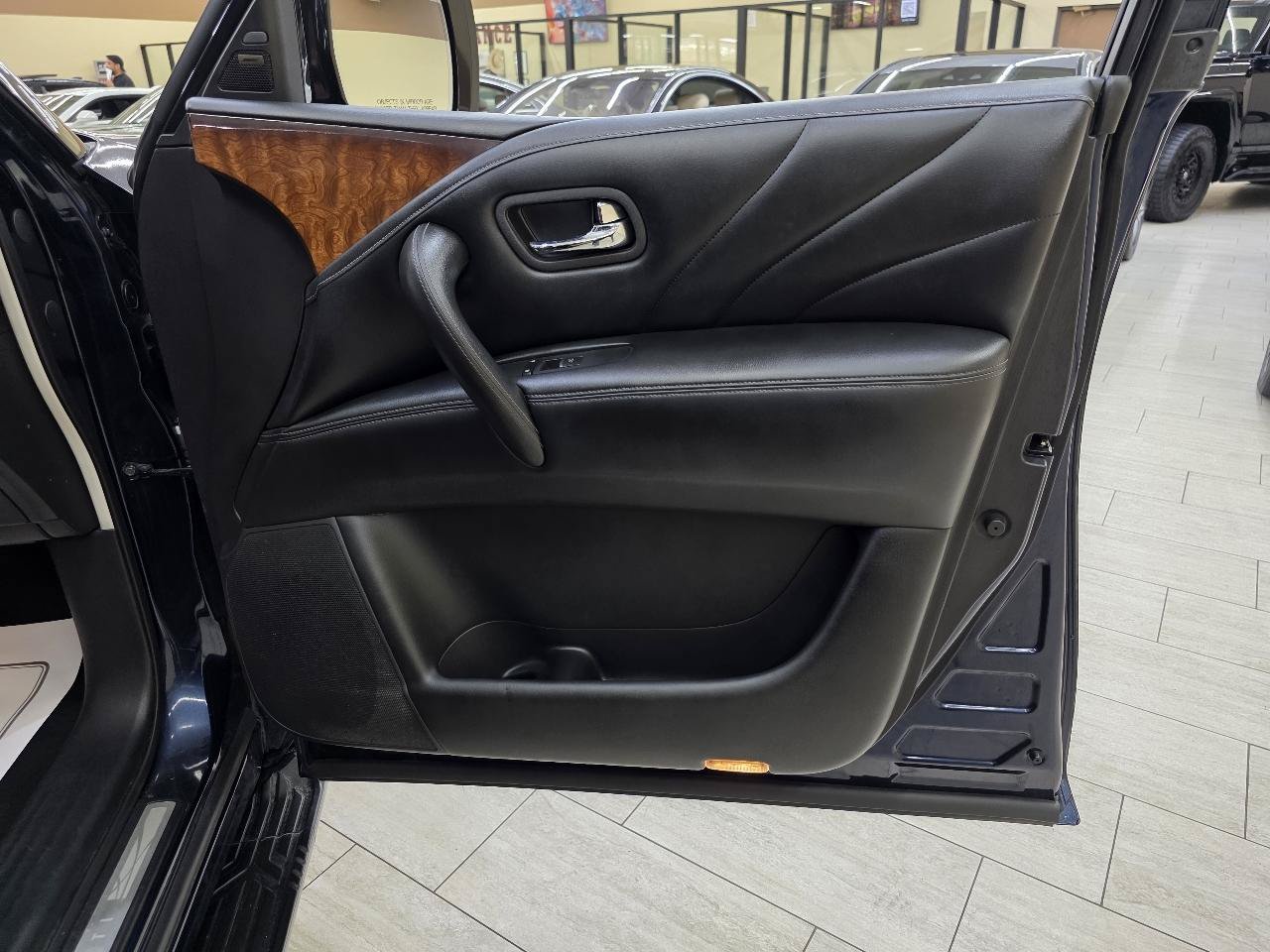 Used 2015 INFINITI QX80 4WD w/ Deluxe Technology Package image 43