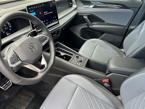 New 2026 Volkswagen Tiguan SE R-Line FWD image 8