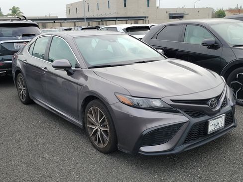 Used 2022 Toyota Camry SE w/ Convenience Package image 3