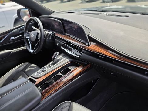 Used 2023 Cadillac Escalade Premium Luxury image 9