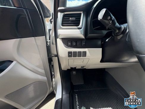 Used 2019 Toyota Highlander XLE AWD/4WD image 16