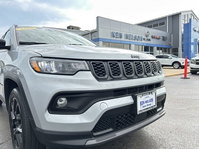 Used 2025 Jeep Compass Latitude w/ Convenience Group AWD/4WD image 4