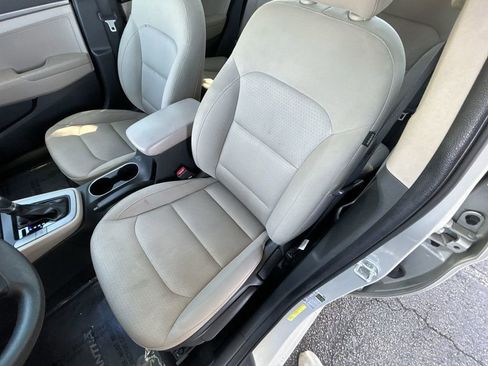 Used 2017 Hyundai Elantra SE w/ Cargo Package image 14