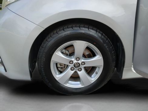 Used 2020 Toyota Sienna L FWD image 33