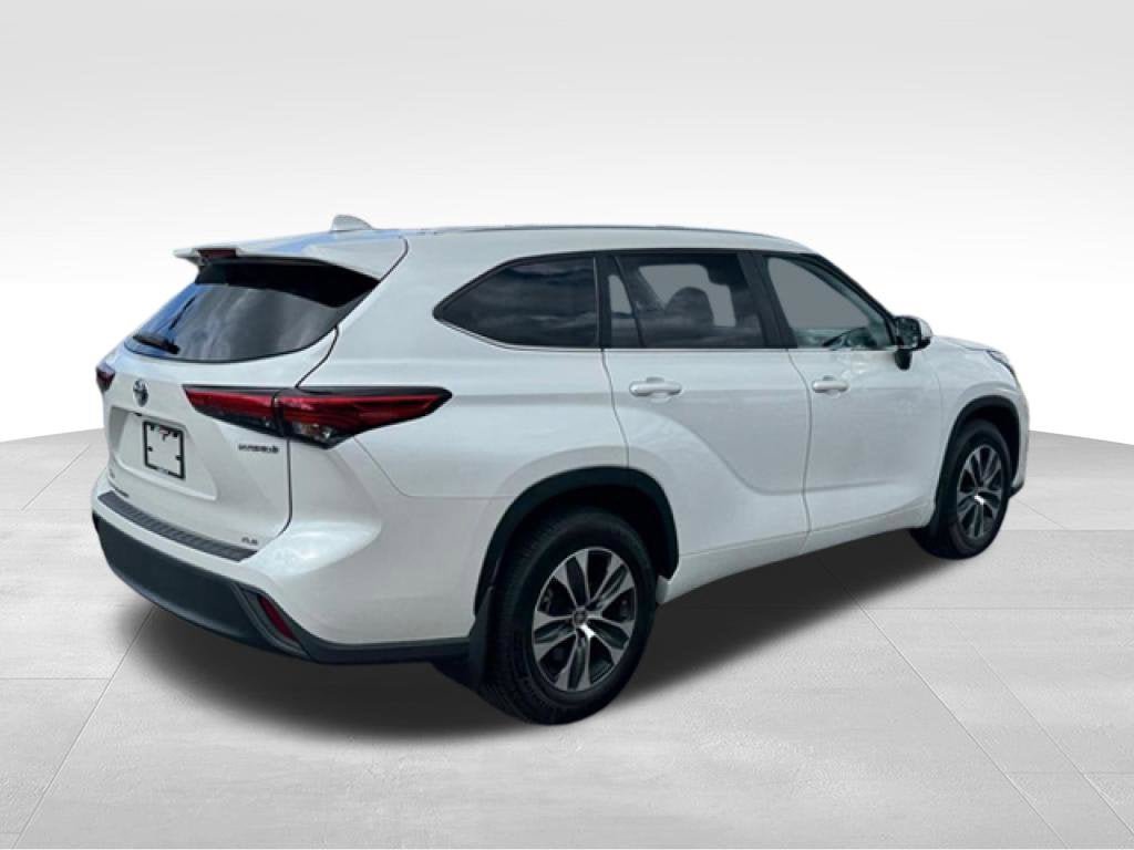 Used 2023 Toyota Highlander XLE FWD image 6