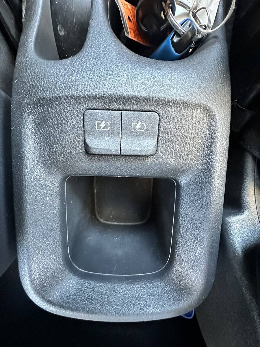 Used 2019 Nissan Kicks S FWD image 19
