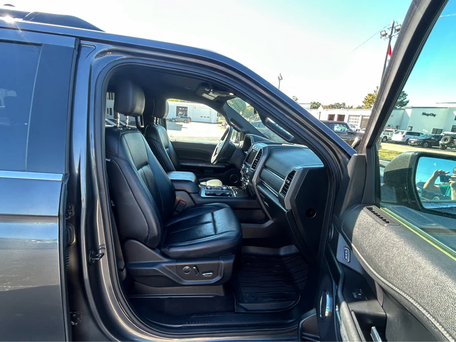 Used 2019 Ford Expedition XLT w/ Equipment Group 202A AWD/4WD image 17