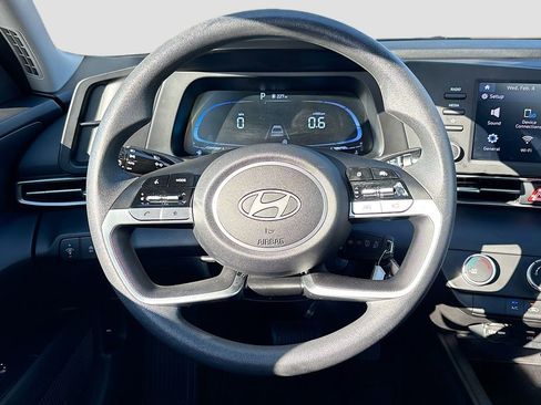 Certified 2025 Hyundai Elantra SE image 11