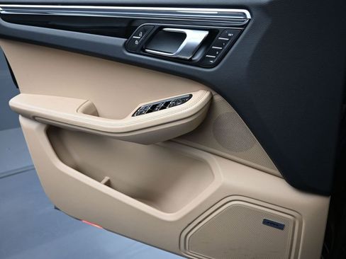 Certified 2025 Porsche Macan AWD/4WD image 22