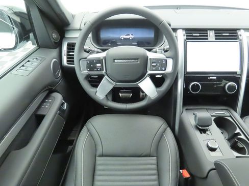 Used 2024 Land Rover Discovery Dynamic SE image 10