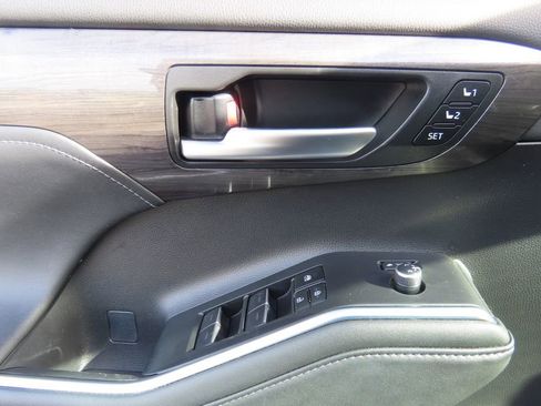 Used 2024 Toyota Highlander Platinum image 22