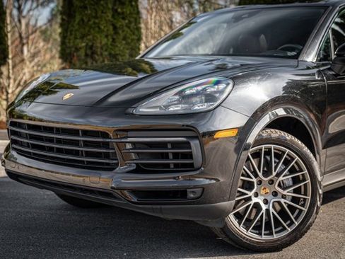 Used 2022 Porsche Cayenne Platinum Edition image 2