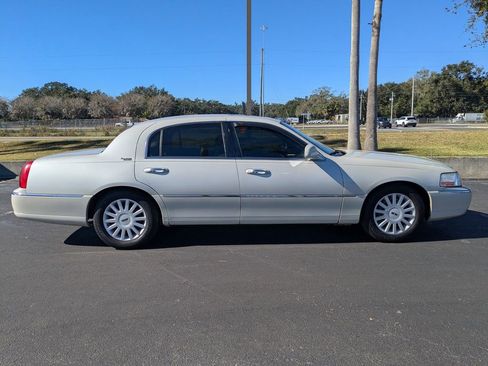 Used 2005 Lincoln Town Car Signature Limited image 3