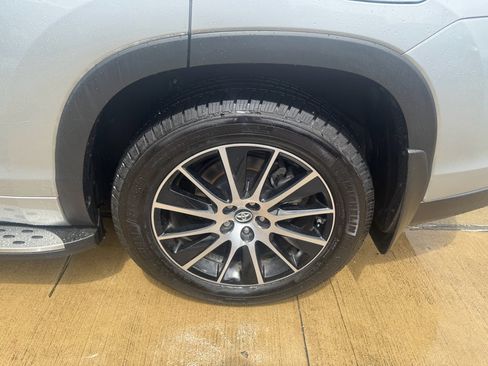 Used 2017 Toyota Highlander SE FWD image 32