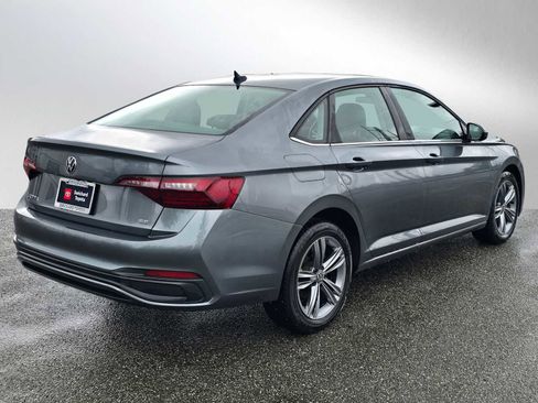 Used 2024 Volkswagen Jetta SE image 3