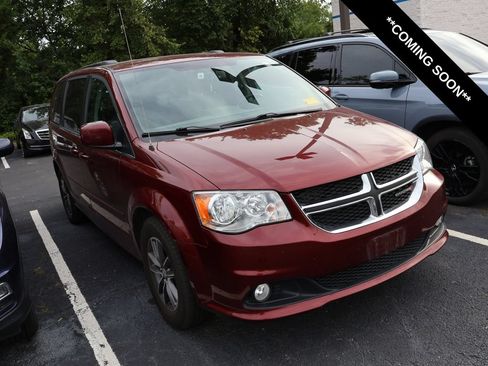 Used 2017 Dodge Grand Caravan SXT w/ Rear Park Assist Package FWD image 1