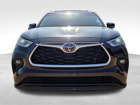 Used 2022 Toyota Highlander XLE FWD image 3