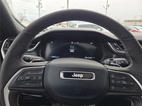 Certified 2024 Jeep Grand Cherokee Altitude image 39