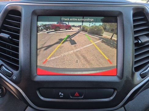 Used 2019 Jeep Cherokee Trailhawk w/ Cold Weather Group AWD/4WD image 30