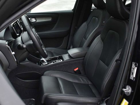 Used 2025 Volvo XC40 B5 Plus image 9