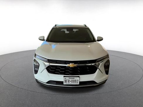 Used 2025 Chevrolet Trax LT FWD image 4