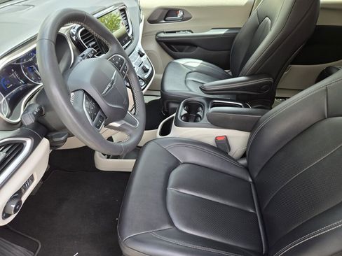 Used 2024 Chrysler Pacifica Touring-L FWD image 8