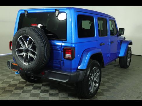 Used 2024 Jeep Wrangler Unlimited w/ Convenience Group AWD/4WD image 17