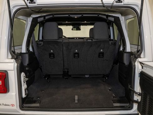 Used 2025 Jeep Wrangler Sahara image 6