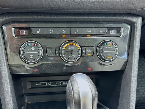 Used 2018 Volkswagen Tiguan SE w/ Panoramic Sunroof Package FWD image 12