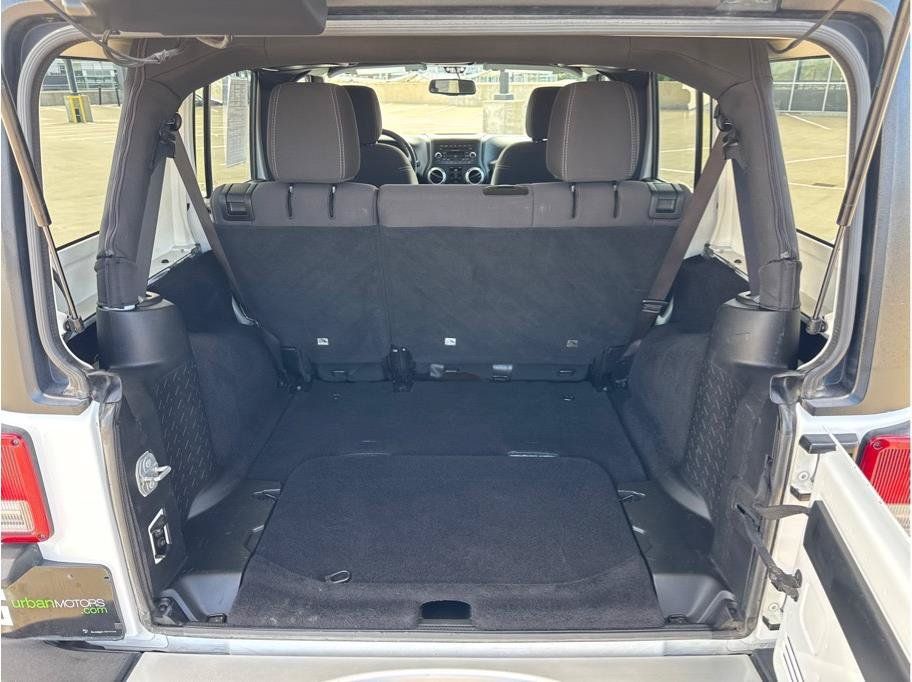Used 2017 Jeep Wrangler Unlimited Sahara w/ Connectivity Group AWD/4WD image 12