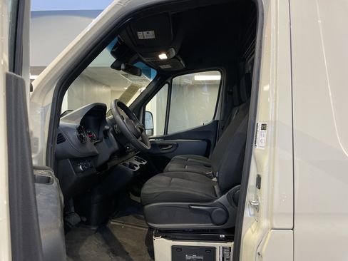 Used 2025 Mercedes-Benz Sprinter 2500 image 17