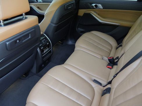 Used 2022 BMW X7 xDrive40i w/ M Sport Package AWD/4WD image 35