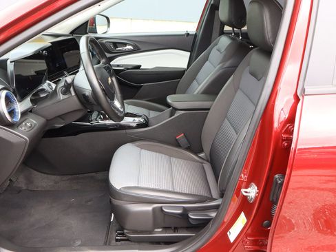 Used 2025 Chevrolet Trax LT w/ LT Convenience Package FWD image 7