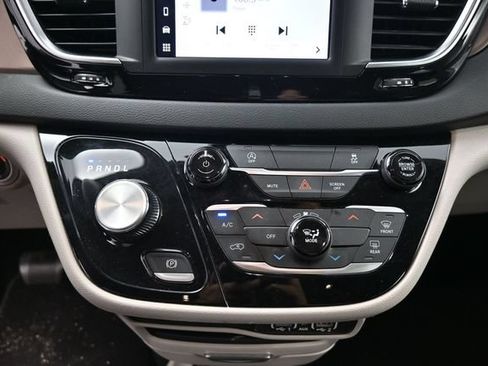 Used 2023 Chrysler Voyager LX FWD image 27