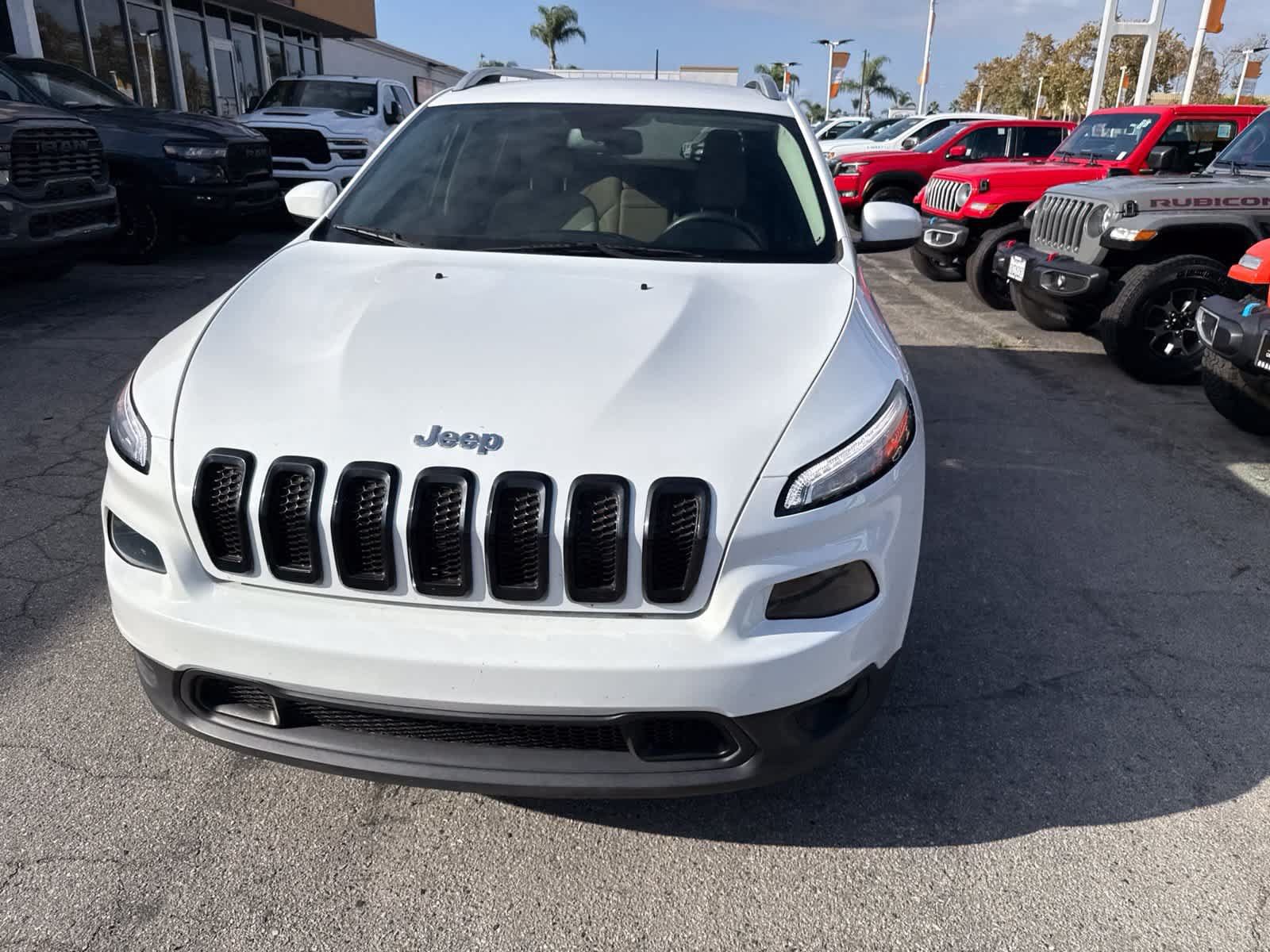 Used 2018 Jeep Cherokee Latitude FWD image 2