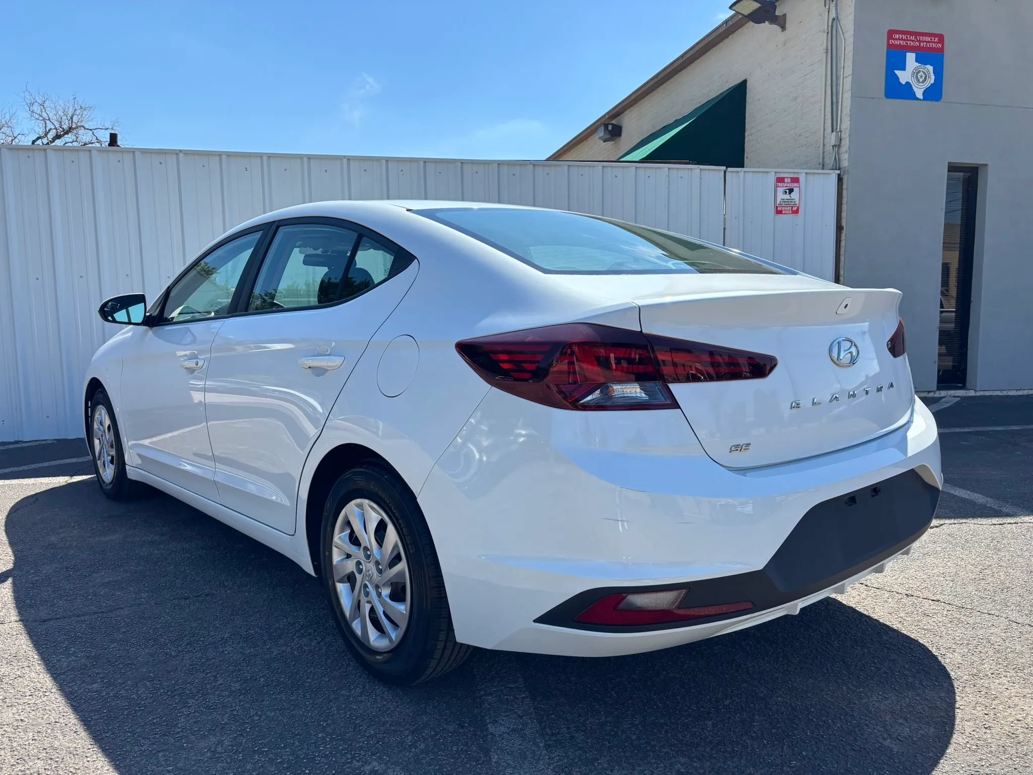 Used 2020 Hyundai Elantra SE w/ Cargo Package (C1) FWD image 3