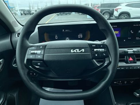 Used 2025 Kia K4 LXS image 11