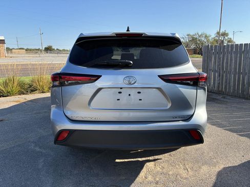 Used 2024 Toyota Highlander LE image 12