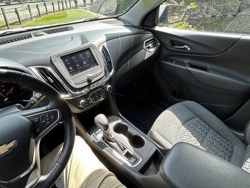 Used 2022 Chevrolet Trax LT w/ LT Convenience Package image 16