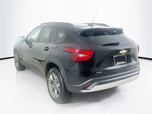 Used 2025 Chevrolet Trax LT w/ LT Convenience Package image 2