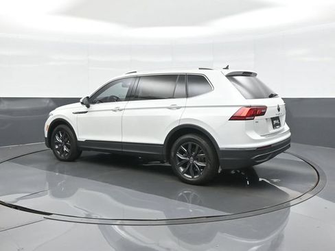 Used 2023 Volkswagen Tiguan SE w/ Panoramic Sunroof Package FWD image 5