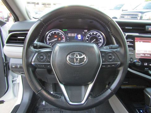 Used 2019 Toyota Camry XLE image 14