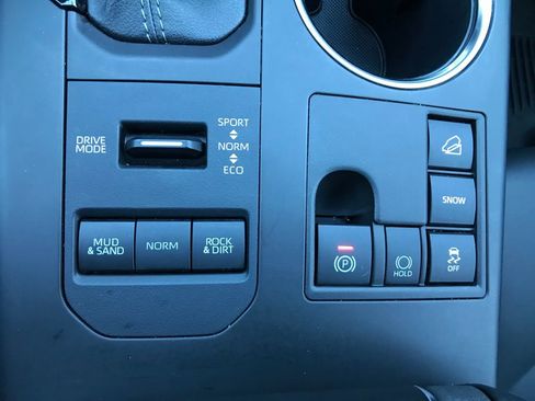 Used 2023 Toyota Highlander XLE image 22