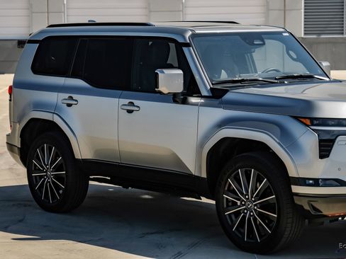 Used 2025 Lexus GX 550 w/ Accessory Package (2T) image 23