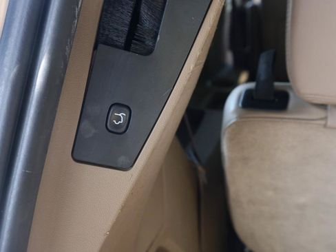 Used 2014 Chrysler Town & Country Touring FWD image 22