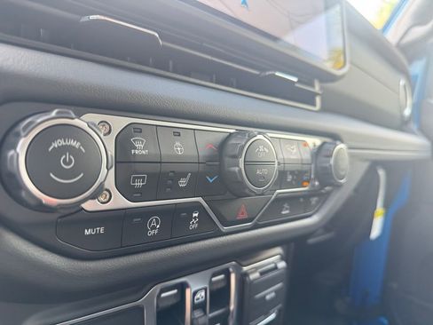 New 2025 Jeep Gladiator Sport image 33