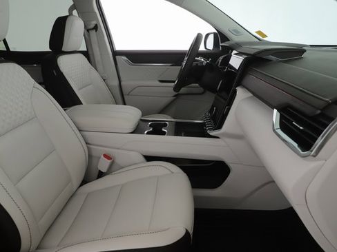 Used 2024 GMC Acadia Denali image 35